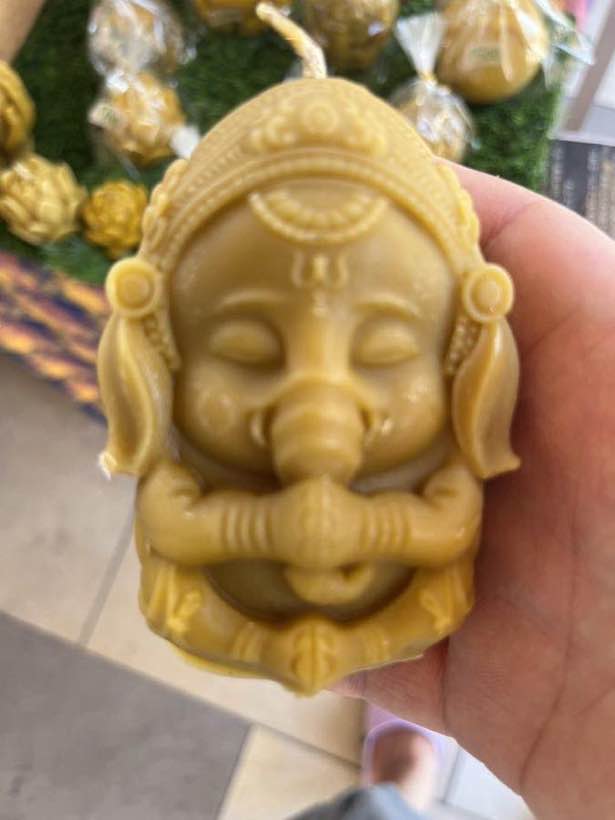 顔の形のみつろうキャンドル